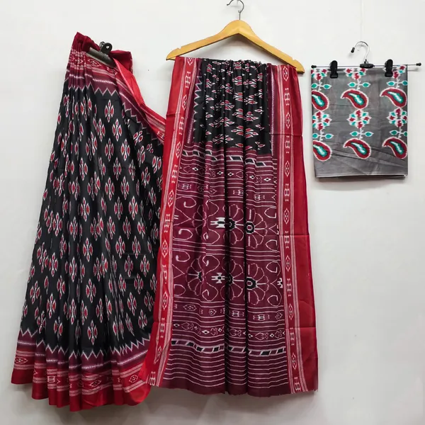 https://d1311wbk6unapo.cloudfront.net/NushopCatalogue/tr:f-webp,w-600,fo-auto/AVANTIKA BLACK RED_1685087398360_ejs1pflr63byhxv.jpg__Ethnic Bird